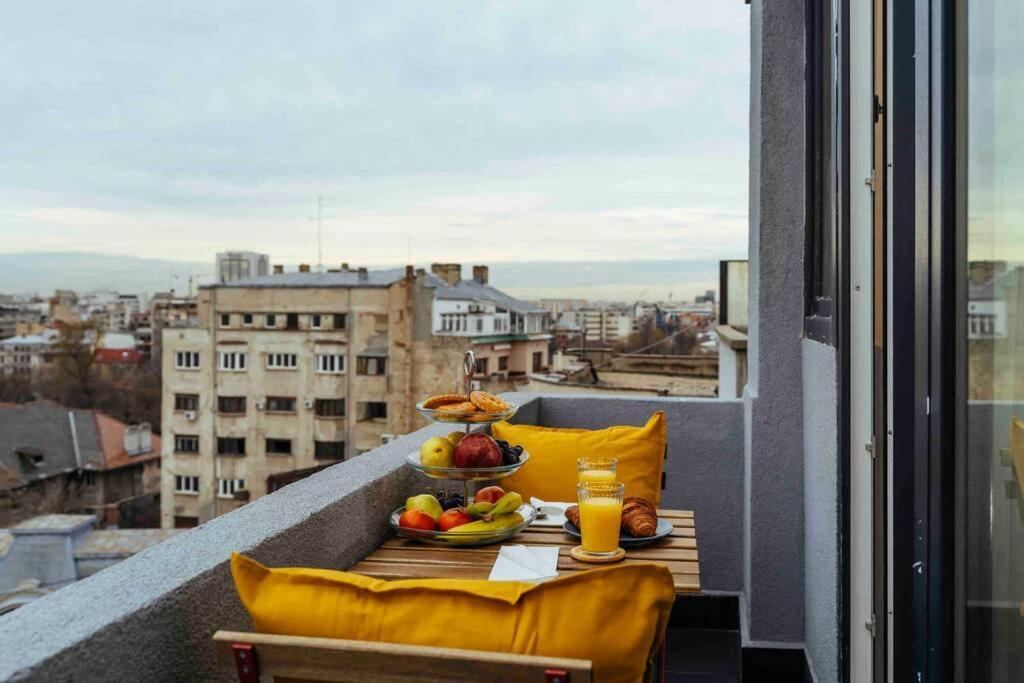 Stunning views - Top Location - Netflix + Balcony Bukarest Exterior foto