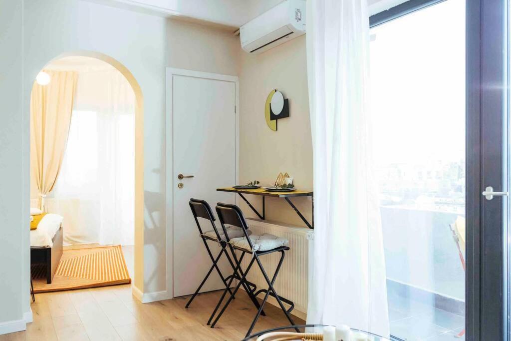 Stunning views - Top Location - Netflix + Balcony Bukarest Exterior foto
